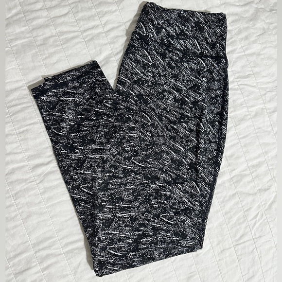 Women's Black and White Patterned Leggings - Picture 5 of 6